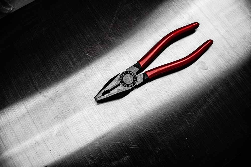 Combination Pliers Black Atramentized Plastic Coated 180mm - Image 2