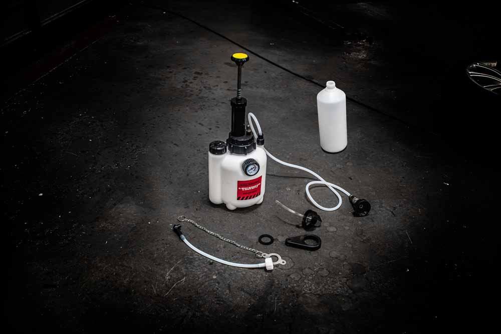 Powerhand 3L Brake Fluid Bleeder with 1L Waste Bottle - Image 3