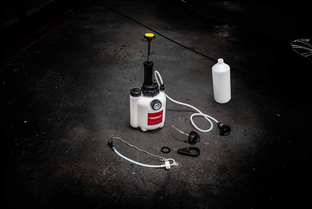 Powerhand 3L Brake Fluid Bleeder with 1L Waste Bottle - Image 4