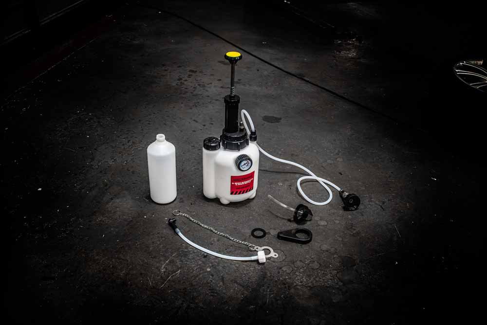 Powerhand 3L Brake Fluid Bleeder with 1L Waste Bottle - Image 5