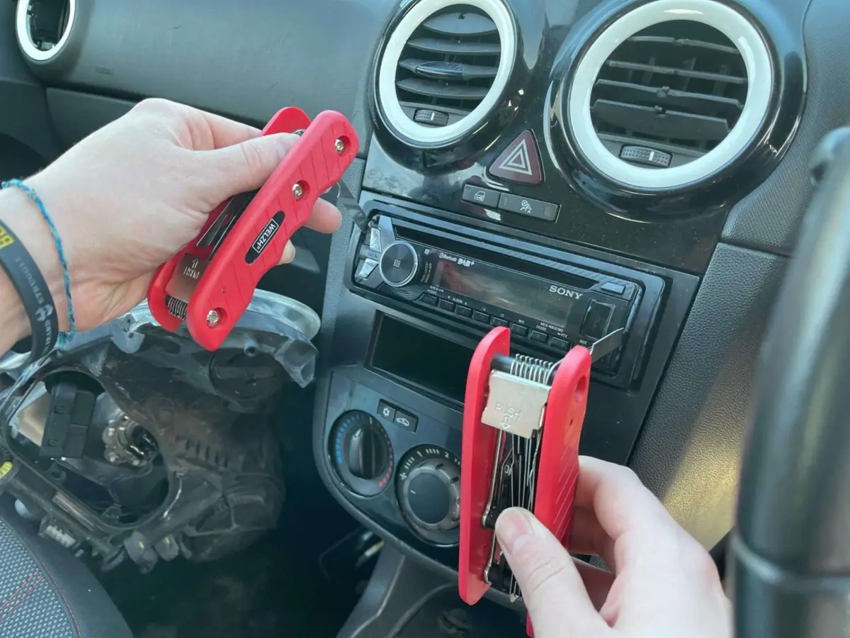Radio Removal Kit; 36-Piece Foldable - Image 2
